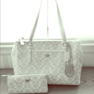 Coach Peyton Signature Double Zip Carrryall Tote